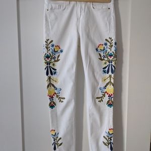 White Zara jeans with beautiful flower embroidery
